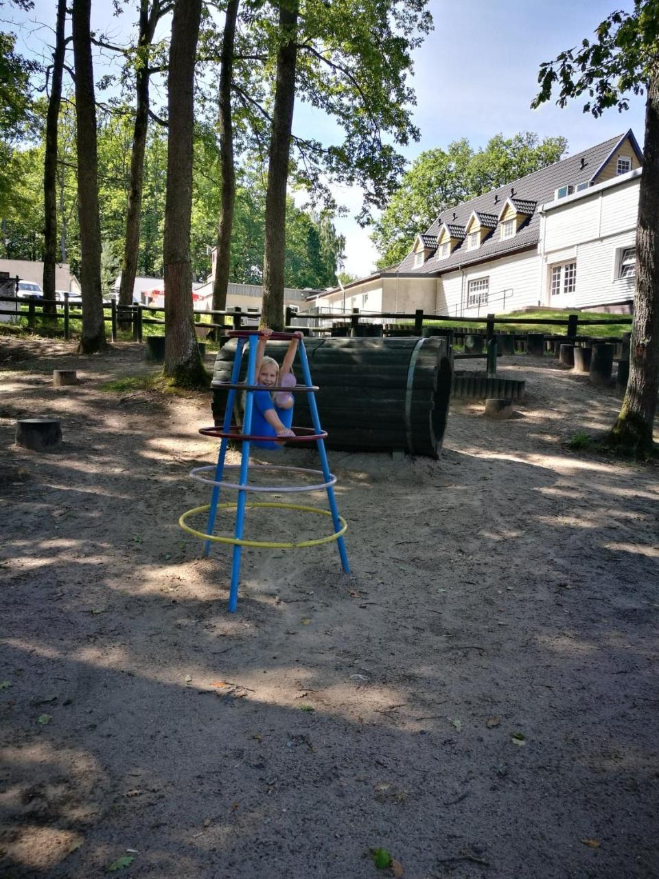 Pokoje Hotelowe Nad Jeziorem Jelen Bytów Extérieur photo